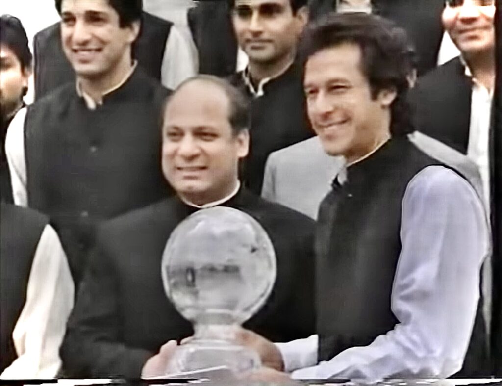 عمران خان اکیلا نہیں اسے لانے والے اِس سے بڑے مجرم ہیں ان کا بھی پورا حساب لیا جائے، نواز شریف imran khan at the 1992 cricket world cup ceremony