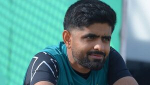 سری لنکا کیخلاف پہلے ون ڈے میں بابر اعظم کا ایک ہاتھ سے شاندار کیچ