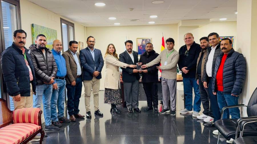 شمائلہ صدیقی کی وفد کے ہمراہ پاکستانی قونصل خانہ بارسلونا کا دورہ