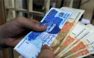 ریلوے پولیس کراچی ڈویژن کی شاندار ایمانداری، مسافر کو 38 لاکھ روپے واپس