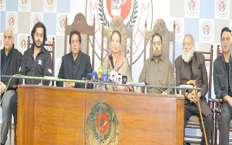 ’’اداکارہ صائمہ کو 2 گھنٹے تک شوٹنگ کے سیٹ پر یرغمال بنا کر رکھا گیا :اداکارہ سنگیتا کا تہلکہ خیز انکشاف news 1765434769 4137