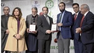 وفاقی وزیر اطلاعات عطاء اللہ تارڑ نے امریکی بزنس لیڈر نوید انور چوہدری کو یادگاری شیلڈ پیش کی