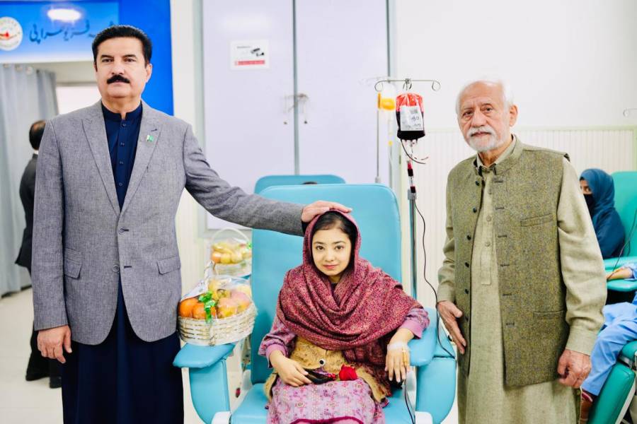 گورنر خیبر پختونخوا کا  سندس فاؤنڈیشن لاہور کا دورہ، زیر علاج  مریض بچوں کی عیادت ، تحائف تقسیم کیے