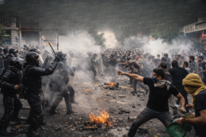 ایرانی کرنسی کی قدر میں شدید کمی، ملک بھر میں احتجاج، تعلیمی ادارے اور سرکاری دفاتر بند