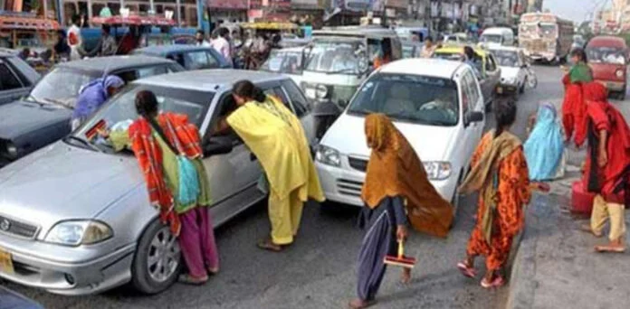 گوجرانوالہ میں بھکاری مافیا شہریوں کے لیے عذاب بن گیا bagers 696x342